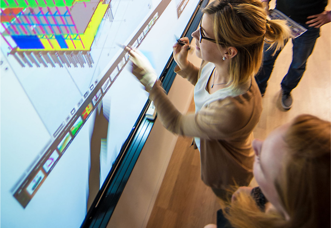 Several users can work simultaneously on the i3BOARD interactive whiteboard.